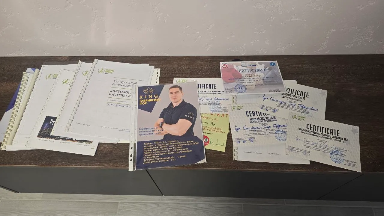 Дипломи й сертифікати: персональний тренер тренажерного залу, дієтологія у фітнесі, реабілітаційний тренінг, МФР, TRX