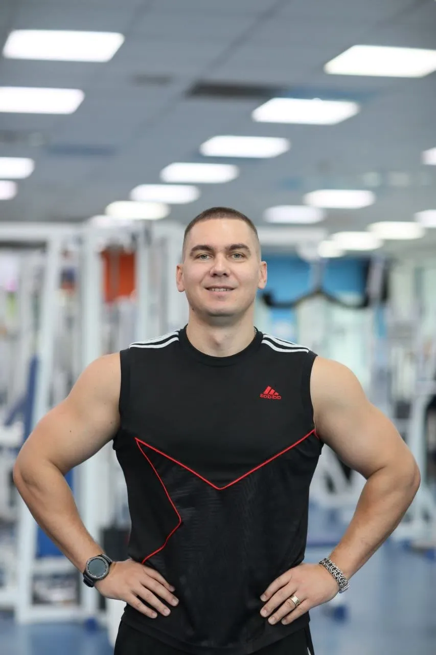 Ігор Гаврилейко стоїть у тренажерному залі фітнес-центру «Пляж», руки на поясі